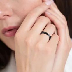 Bague Femme Anneau EDORA Céramique noire facetée